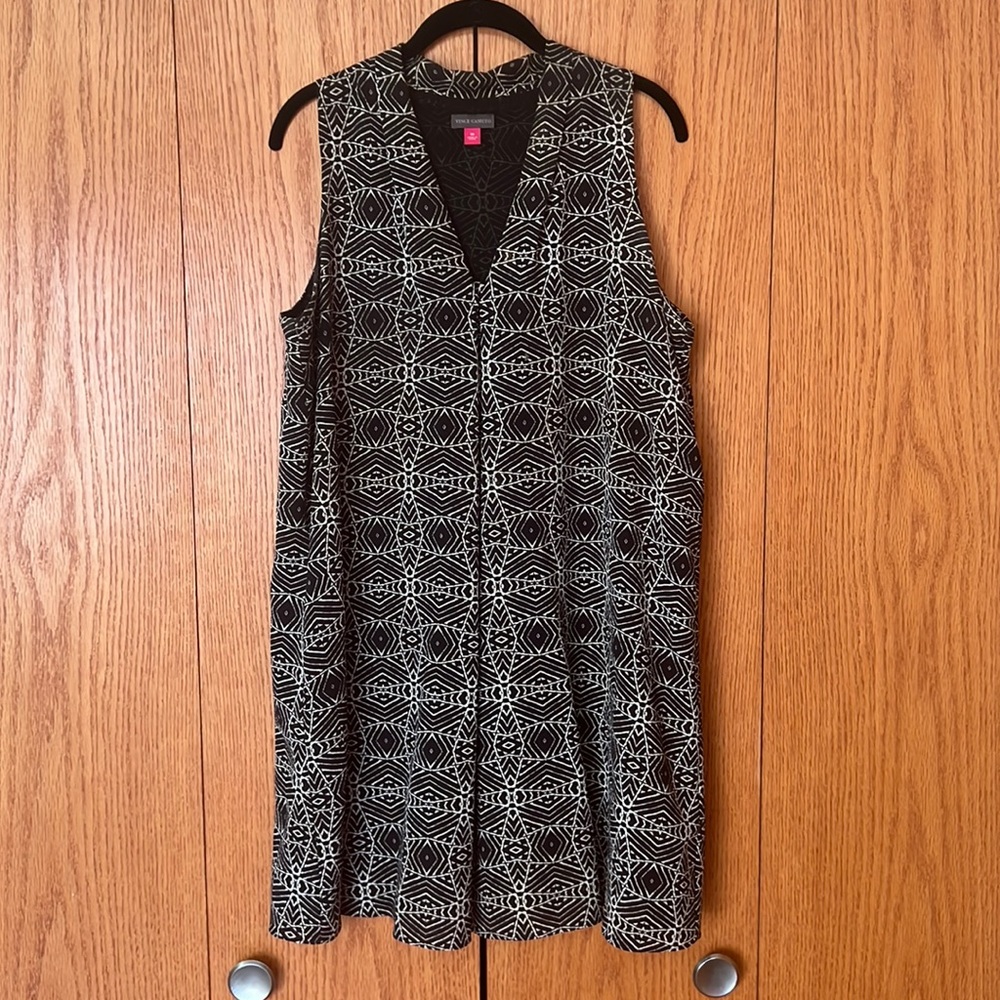 Vince Camuto, size M, black/white geometric shift dress